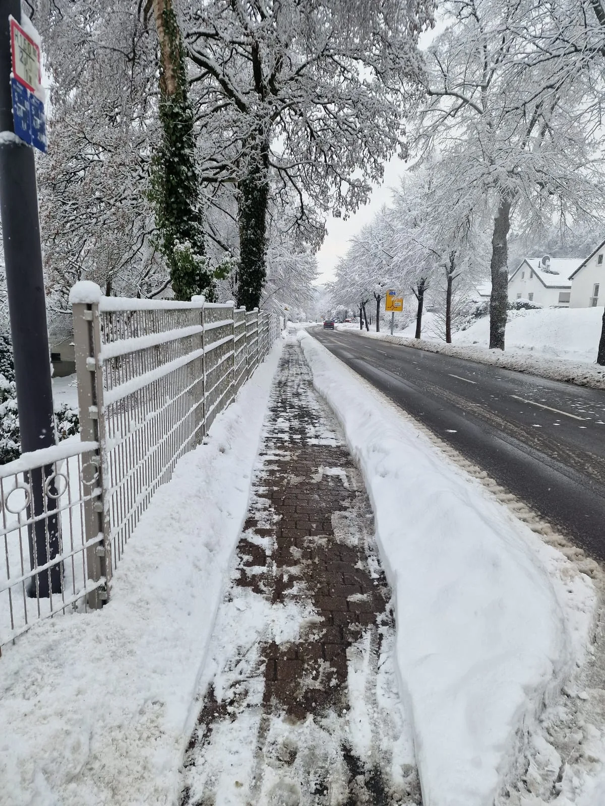 Geräumter Gehweg im Winter – Winterdienst in Marienheide