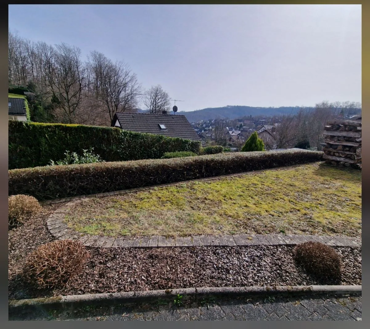 Straßenhecke vorher und nachher in Marienheide – nachher